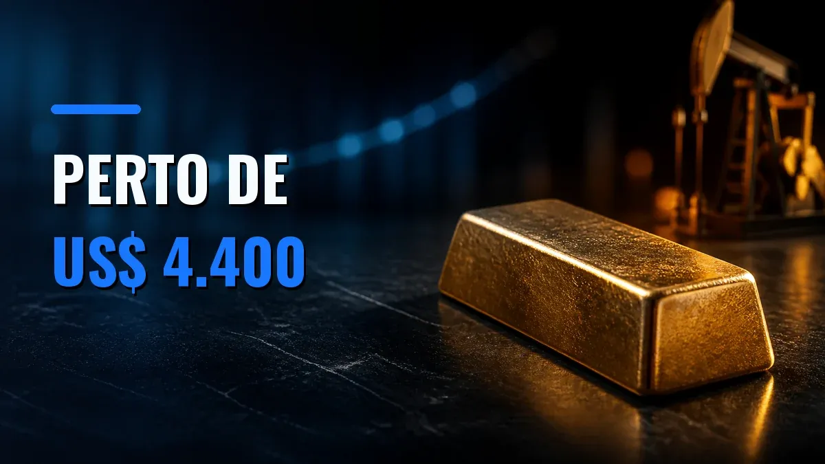 Barra de ouro diante de uma curva de juros e de uma unidade de bombeio de petróleo ao fundo, com a chamada ‘PERTO DE US$ 4.400’.