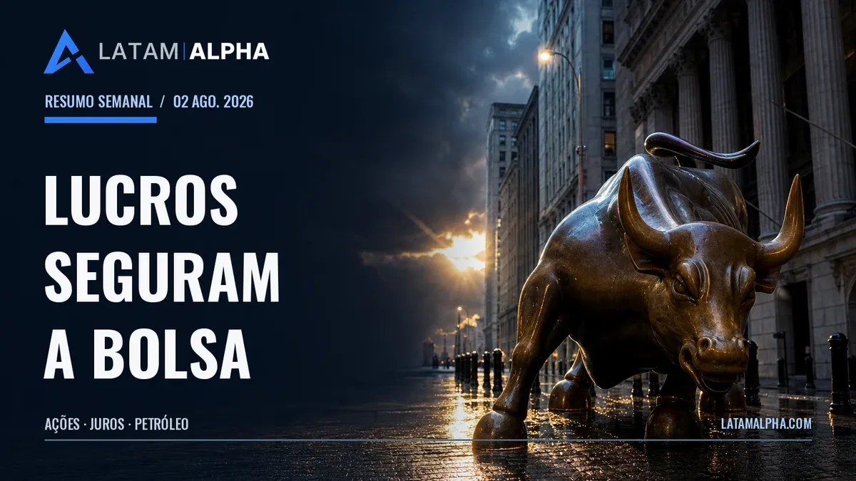 Touro de Wall Street avança sob um céu carregado, com luz dourada refletida no piso molhado.