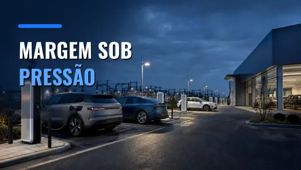 Carros elétricos conectados a carregadores diante de uma subestação e de uma concessionária na Europa.