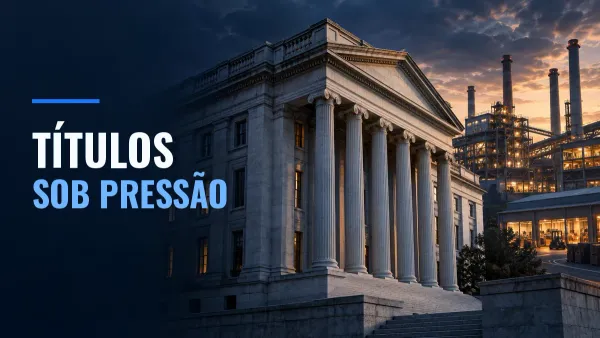 Edifício financeiro neoclássico em primeiro plano, com instalações industriais iluminadas ao fundo.