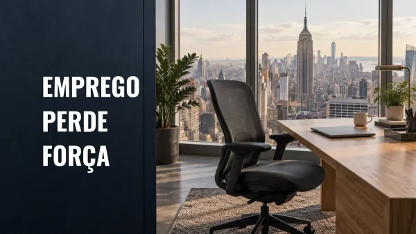 Cadeira de escritório junto a uma mesa com laptop fechado, diante de janelas com vista para Manhattan; chamada: Emprego perde força.